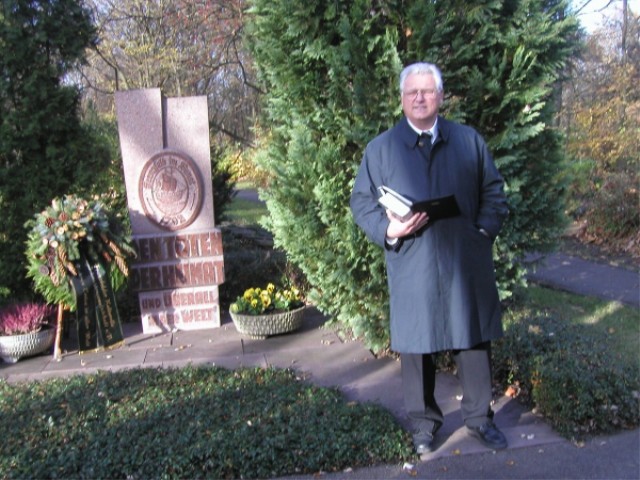 Pfarrer Stehle am Gedenkstein der Franzfelder - November 2005