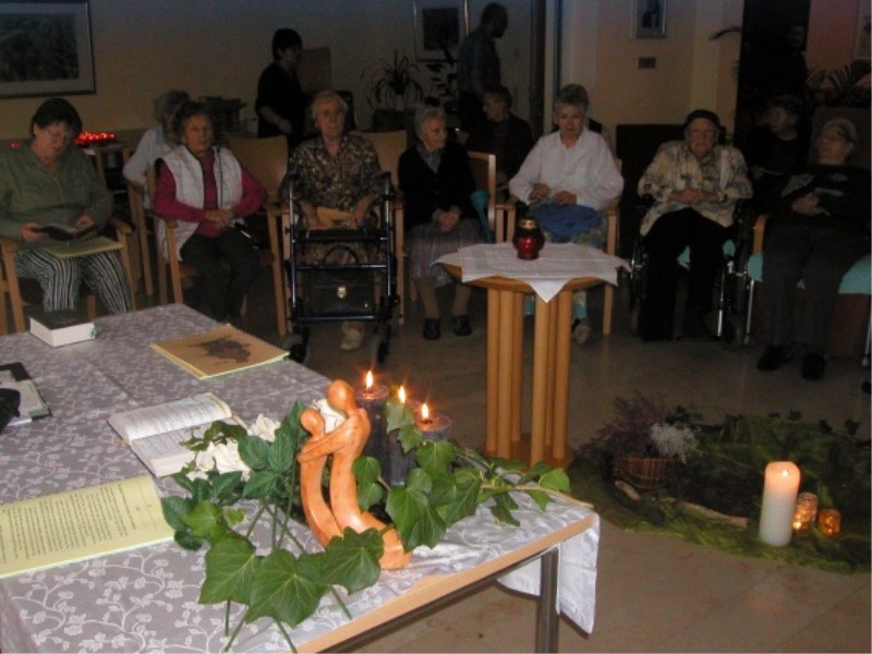 Andachtsraum und Besucher